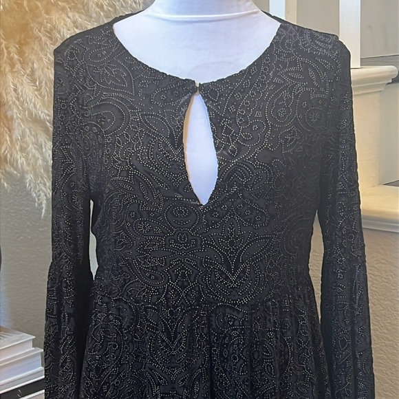 Cupcakes & Cashmere Janna Burnout Velvet Shift w/Split Sleeves Black SZ Small - Picture 4 of 10